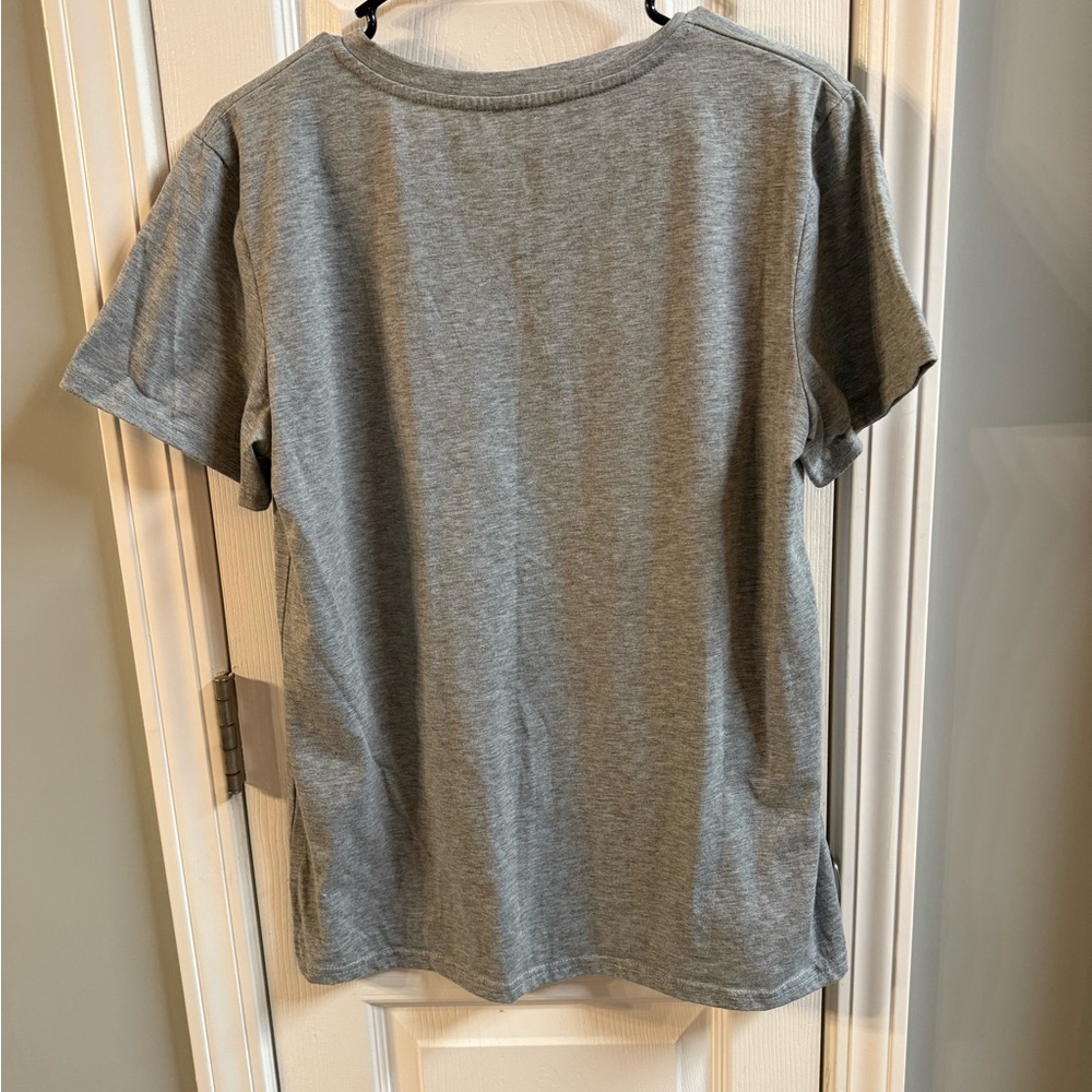 One Tree Hill V-Neck Size Medium - Picture 2 of 2